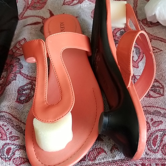 New Alfani Thong Sandals - Picture 3 of 5